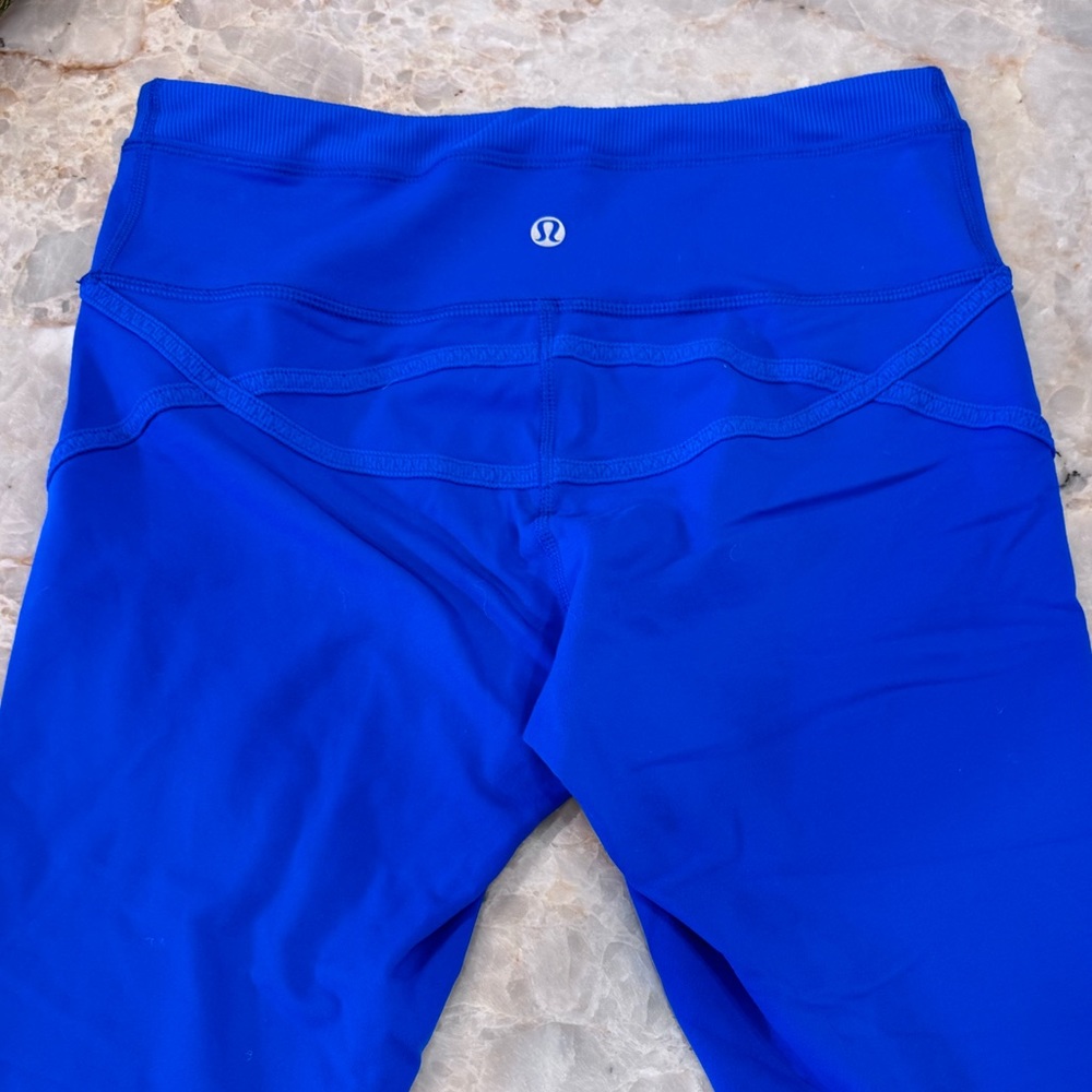 Lululemon activewear (blue) with VERY flattering seams